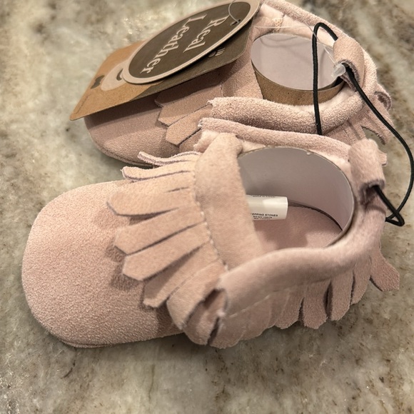 NWT Bearpaw Baby Slippers 0-6 Months Leather Suede Moccasins Slip On Fringe pink - Picture 4 of 4